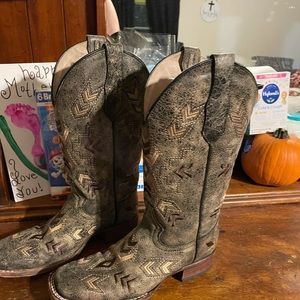 Woman’s boots size 7 in good condition.